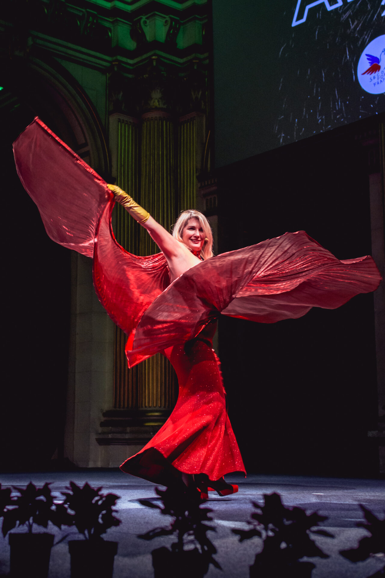 Une chanteuse d'opéra à la mairie de Paris avec le Secours Populaire de Paris